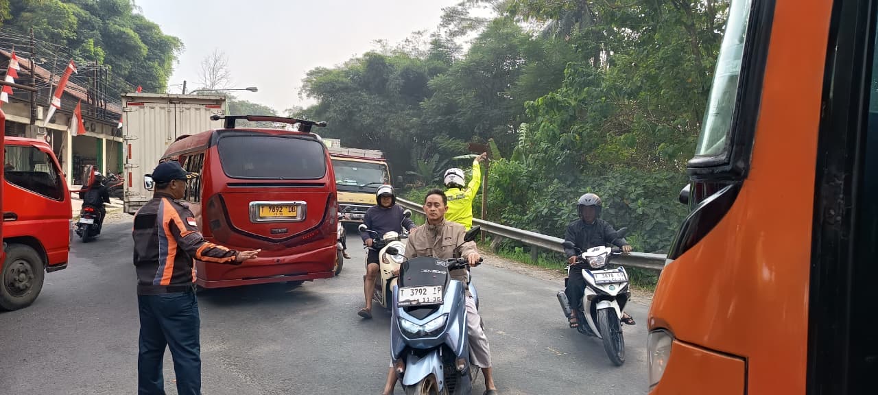 Urai Kepadatan Arus Lalu Lintas, Polri Bersama Dishub Hadir di Pertigaan Cianting Sukatani