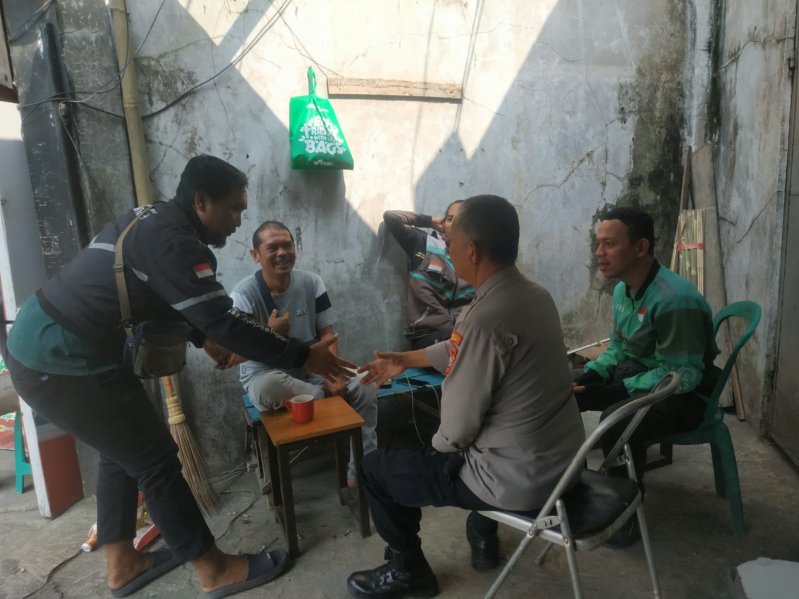 Bhabinkamtibmas Sambangi Warung Ojol Mart Kamtibmas, Ajak Pengemudi Ojek Bersama Jaga Kamtibmas