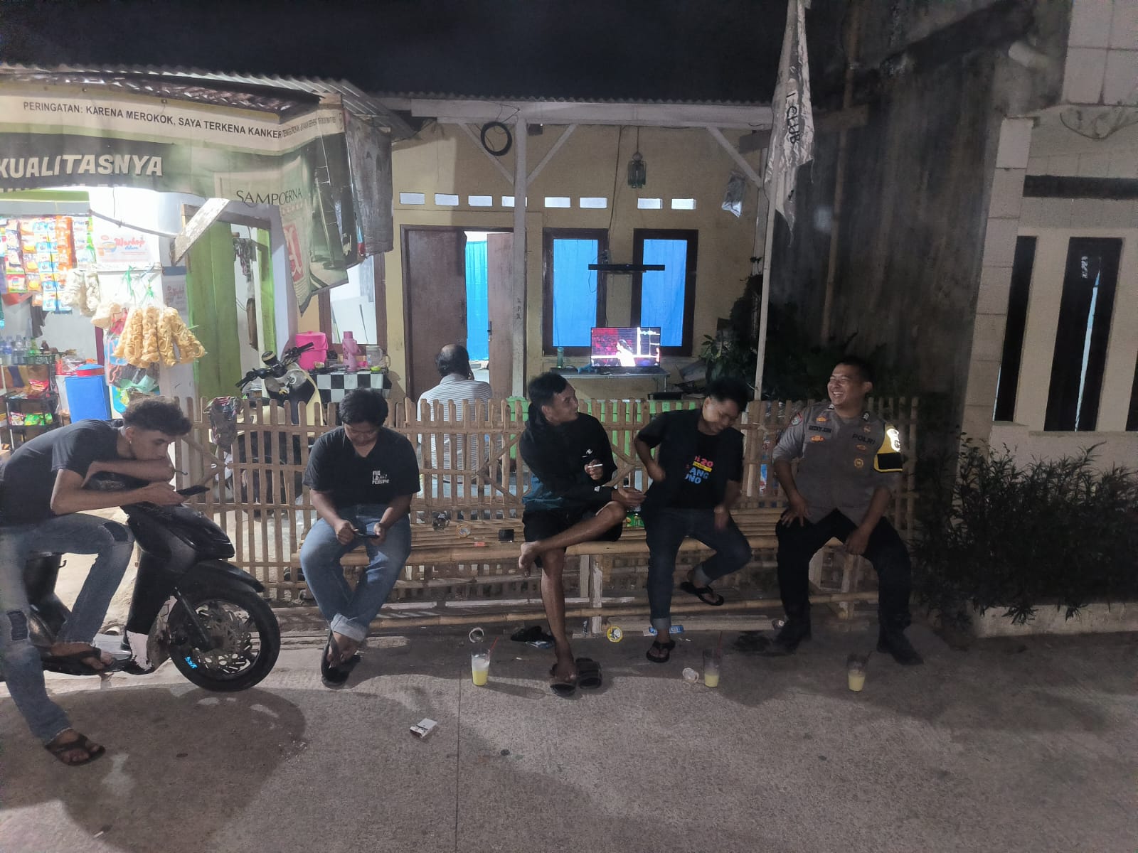 Sambangi Petugas Ronda, Personel Polsek Plered Sampikan Pesan Kamtibmas Ke Masyarakat