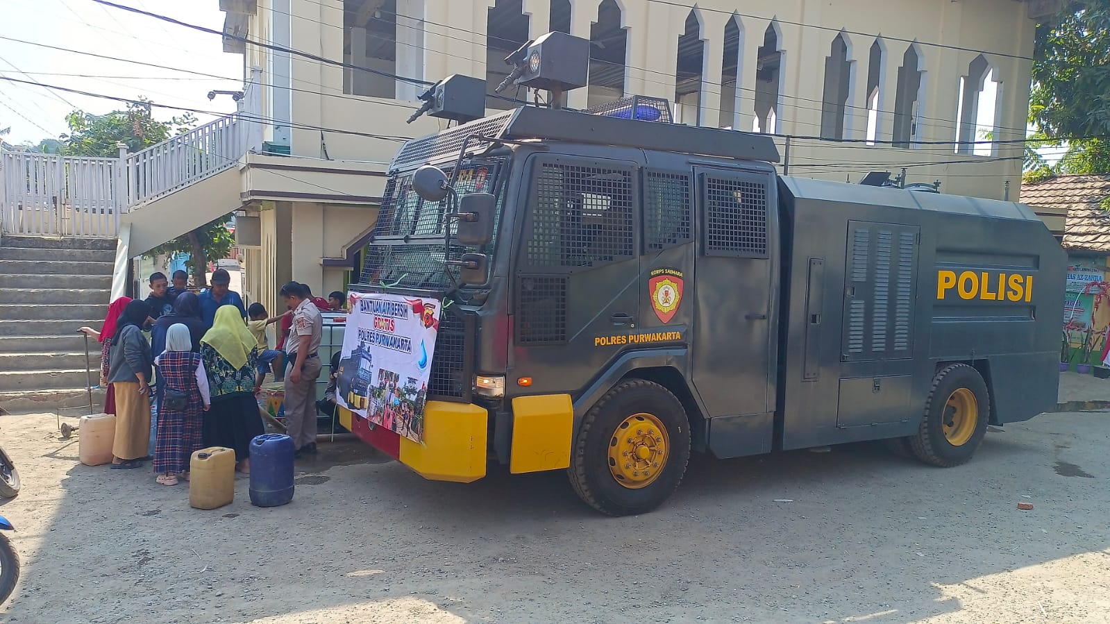 Polres Purwakarta Salurkan Air Bersih, Hadir Bantu Warga Babakancikao di Tengah Kebutuhan Air