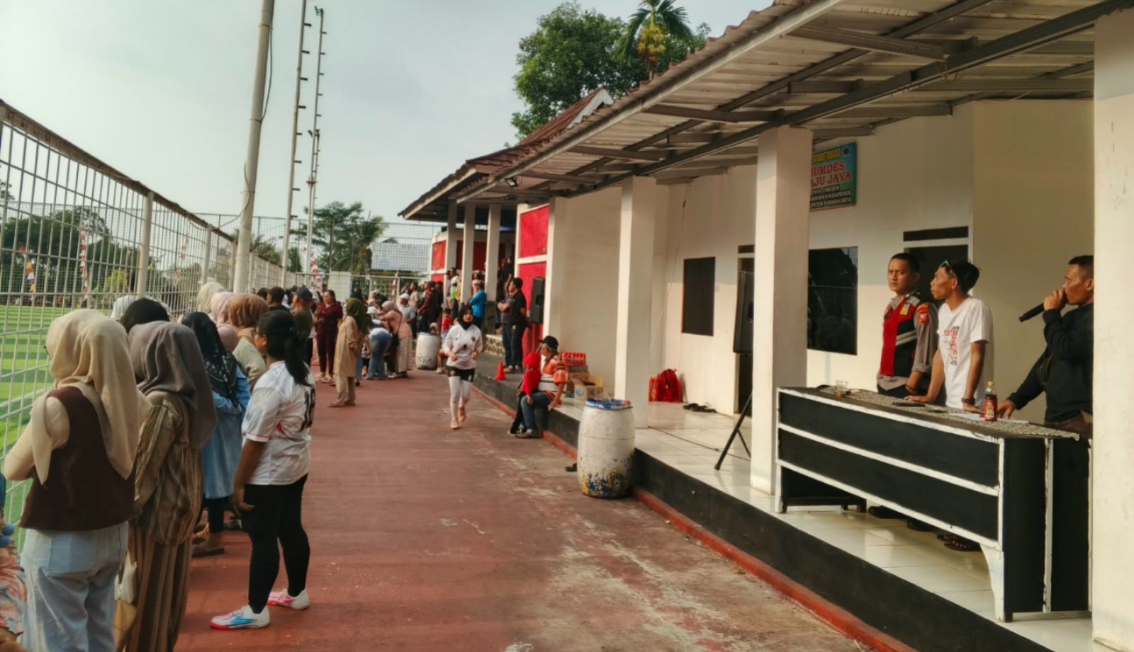 Jaga Turnamen Sepak Bola Putri, Polsek Kiarapedes Pastikan APDESI Cup 2026 Berjalan Aman
