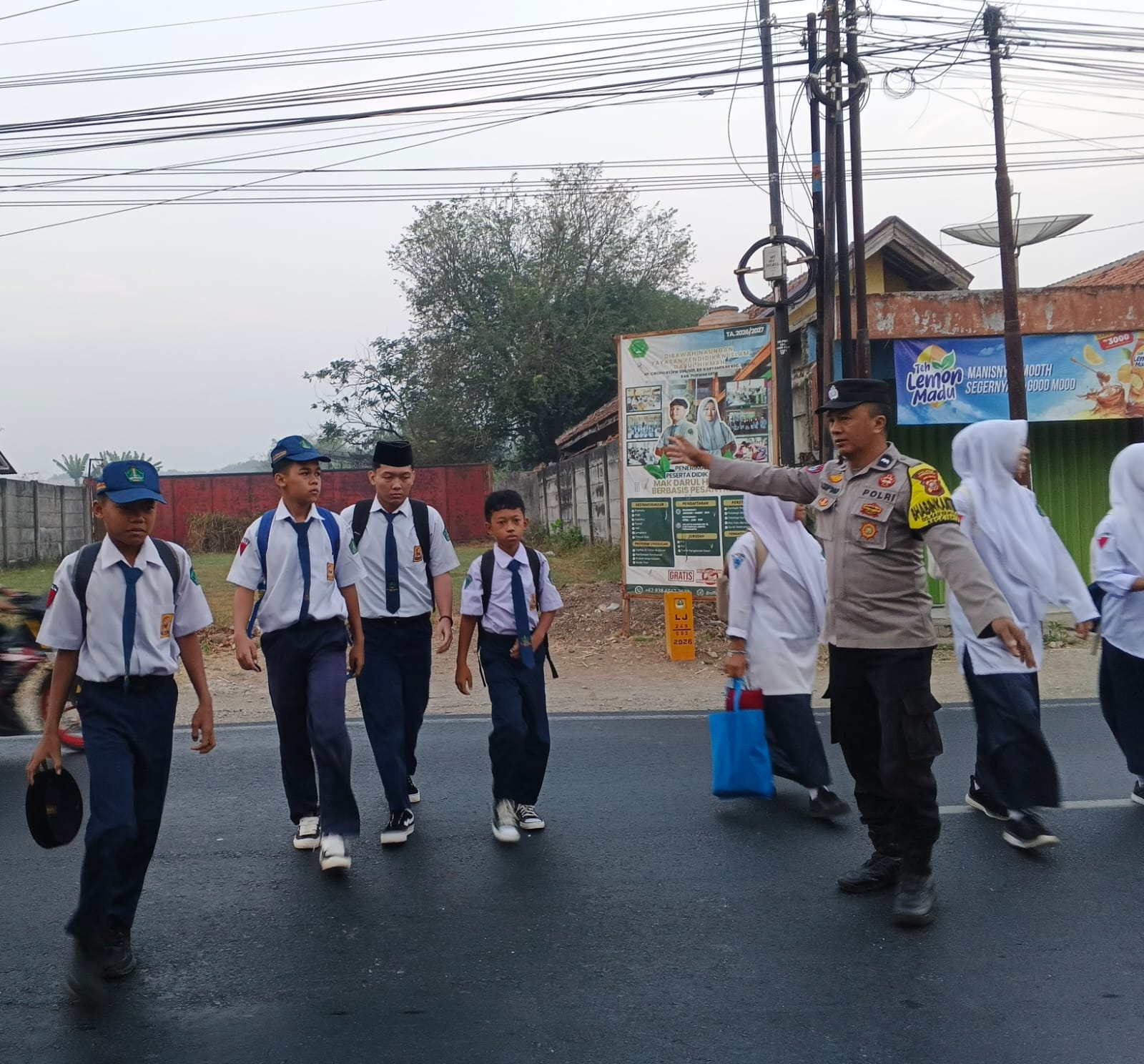 Protap Pagi, Anggota Polsek Cibatu Sigap Bantu Pelajar Menyeberang Jalan