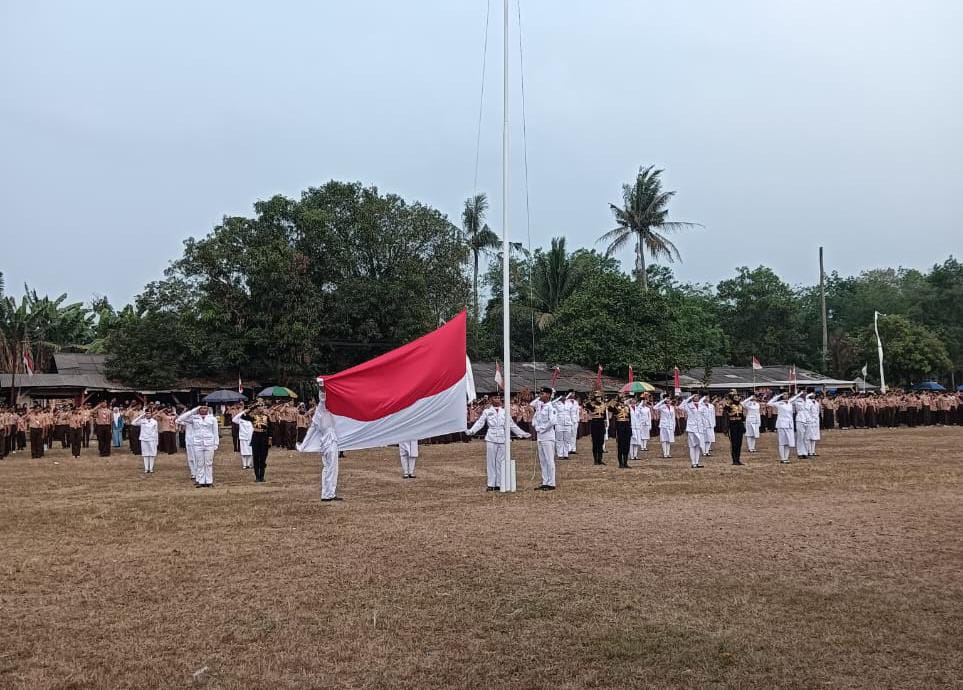 Upacara Penurunan Bendera Merah Putih, Peringatan HUT Kemerdekaan RI ke-81 Perkuat Semangat Persatuan di Cibatu