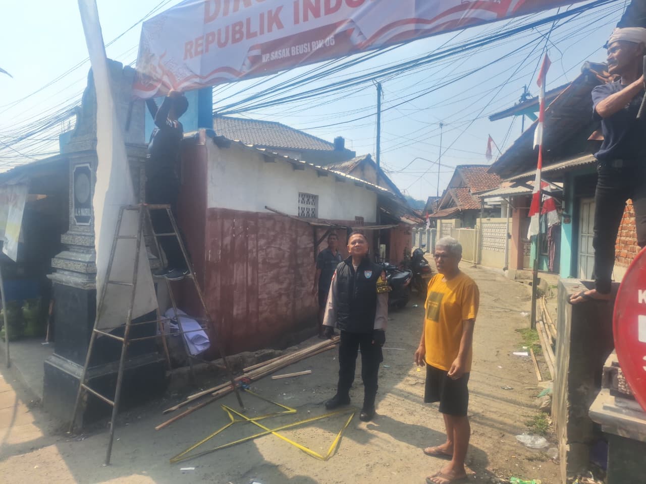 Sambangi Warga Pasang Spanduk HUT RI ke-81, Bhabinkamtibmas Polsek Jatiluhur Ajak Jaga Kamtibmas