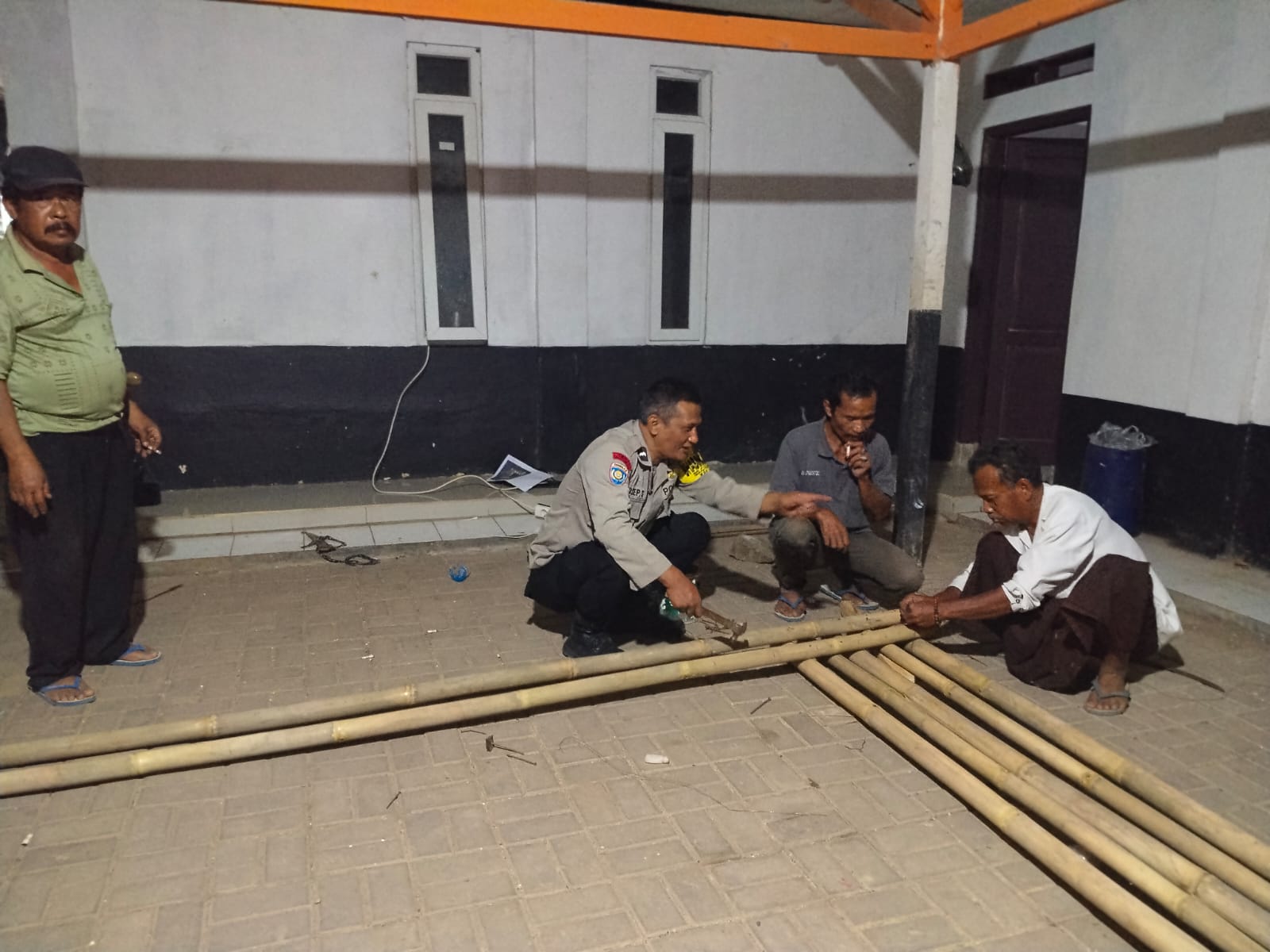Polisi dan Warga Kompak, Bhabinkamtibmas Polsek Cibatu Persiapkan Semarak Kemerdekaan