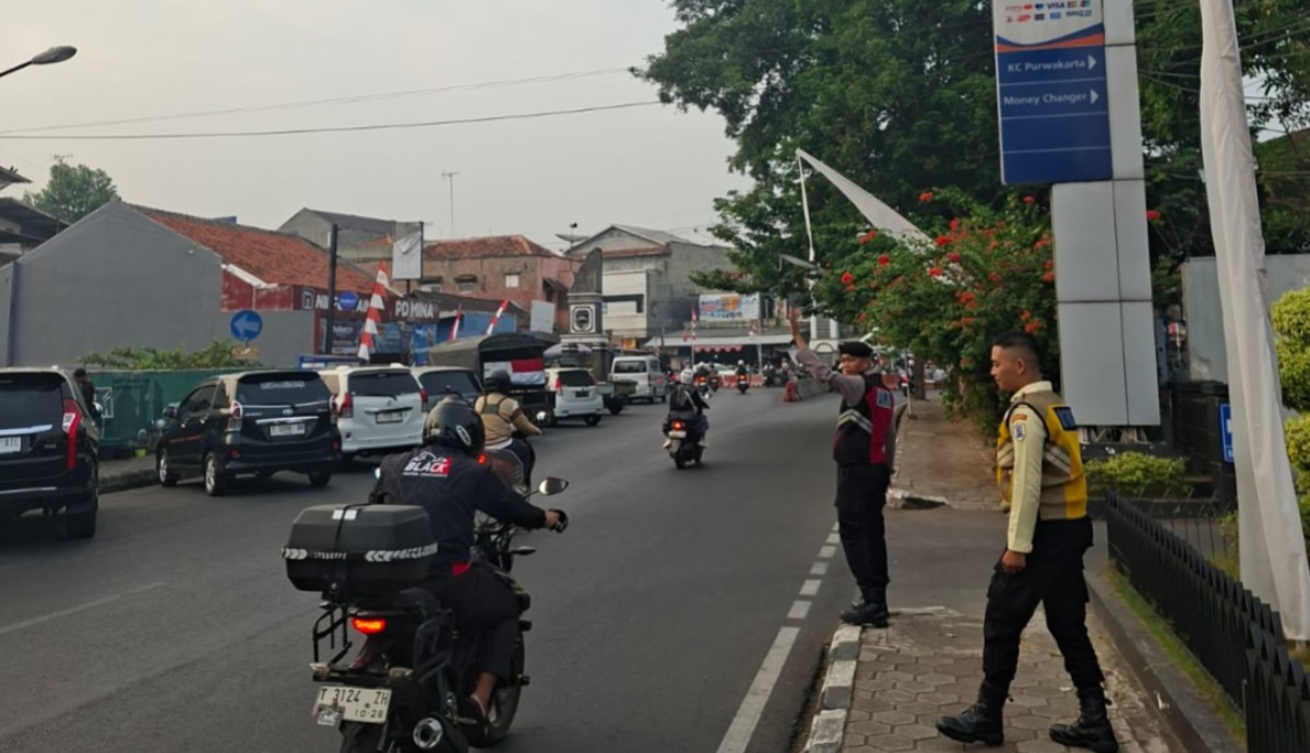 Polres Purwakarta Hadir Sejak Pagi, Personel Pam Obvit Layani dan Amankan Aktivitas Masyarakat