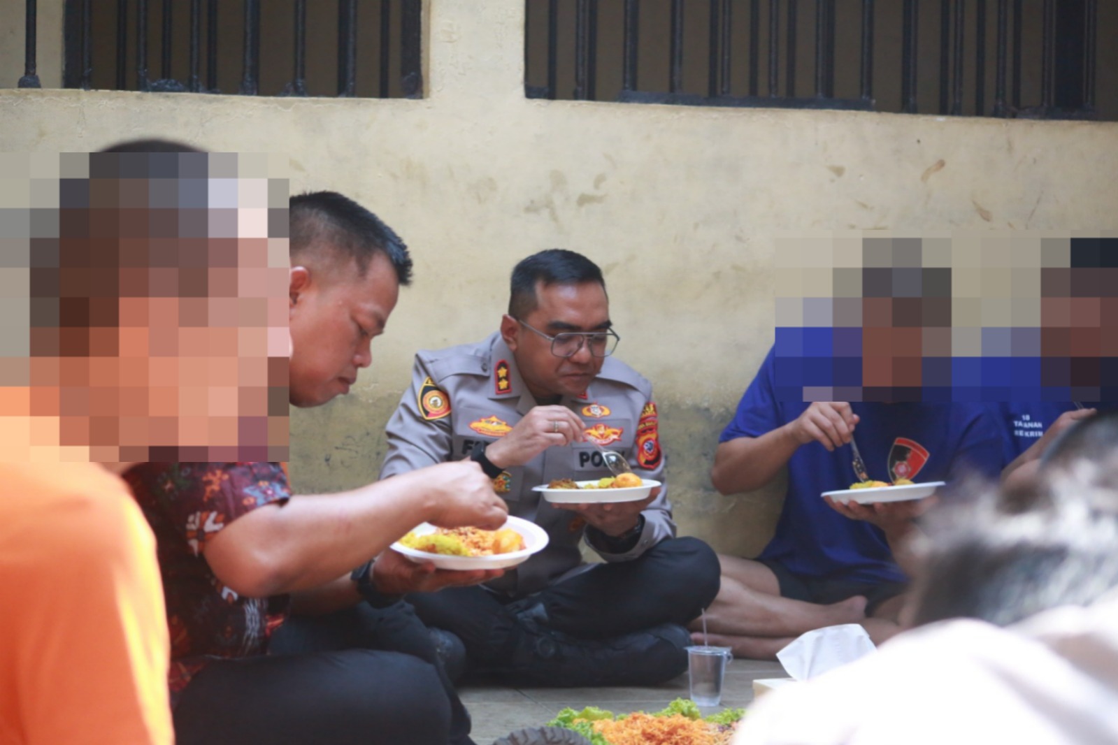 Di Balik Jeruji, Kemanusiaan Tetap Punya Tempat: Kapolres Purwakarta Makan Tumpeng Bersama Mereka yang Sedang Menjalani Proses Hukum