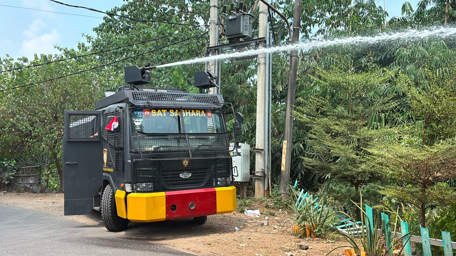 Cegah Karhutla, Polres Purwakarta Siram Lahan Kering di Tengah Musim Kemarau