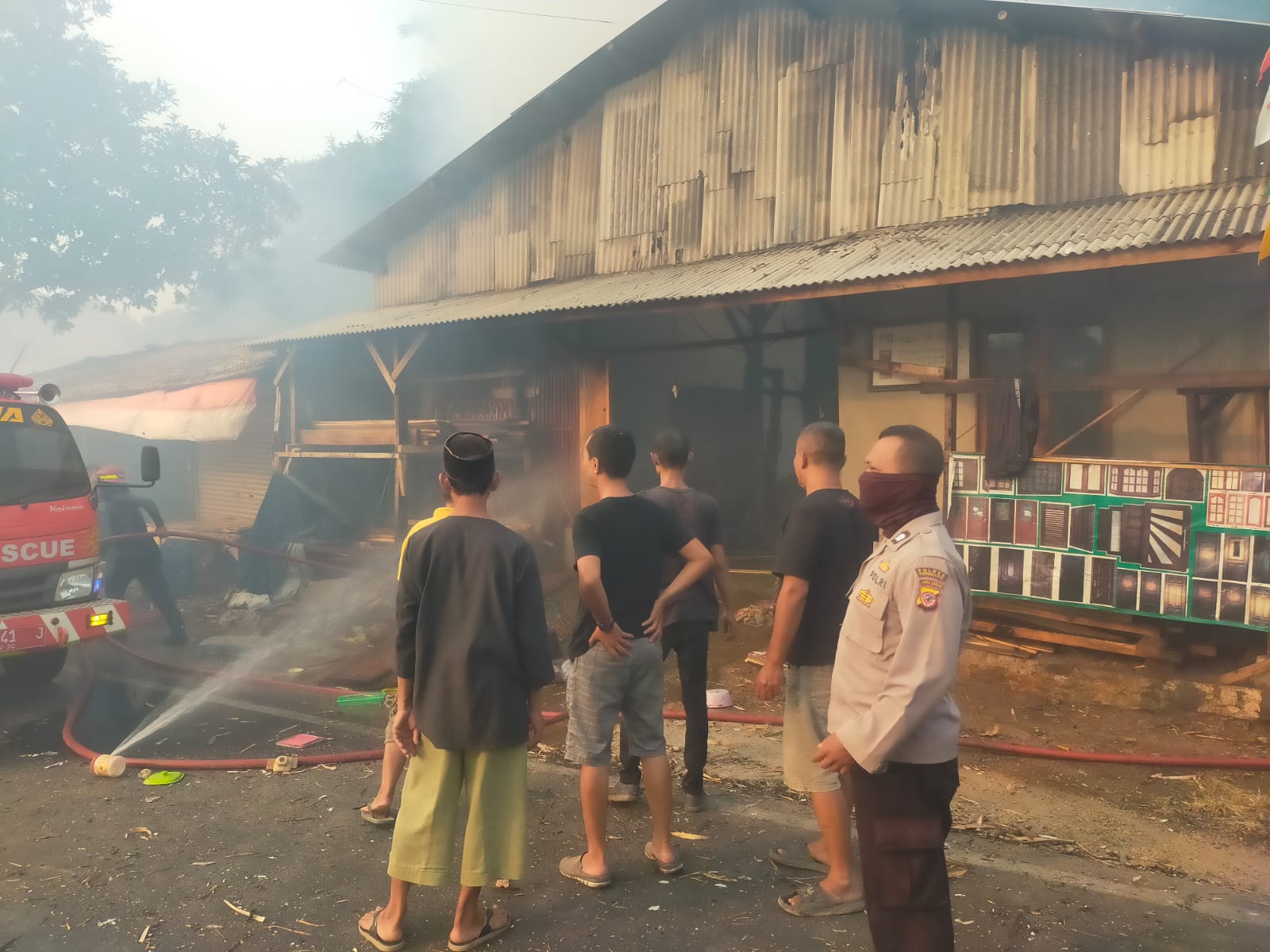 Bahu Membahu Padamkan Kebakaran, Polri Amankan Lokasi dan Damkar Fokus Jinakkan Api di Pasawahan