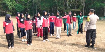 Latihan PBB Jadi Media Pembentukan Karakter, Bhabinkamtibmas Polsek Campaka Tanamkan Nilai Disiplin kepada Pelajar