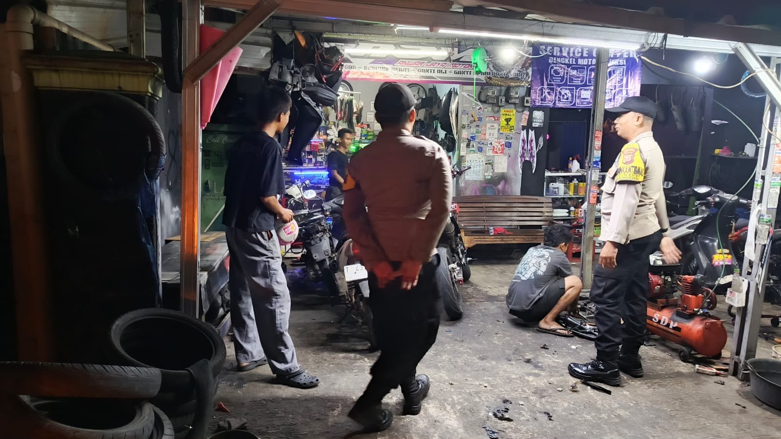 Ketika Malam Datang, Kewaspadaan Tak Ikut Tidur: Polsek Bungursari Perkuat Patroli di Permukiman