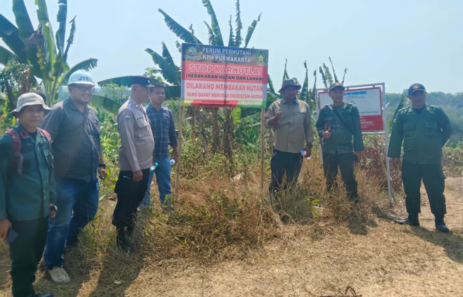 Cegah Karhutla, Satbinmas Polres Purwakarta Pasang Banner Larangan Membakar Hutan