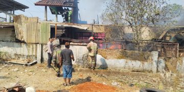 Personel Polsek Cibatu Gerak Cepat Datangi TKP Kebakaran Rumah, Pastikan Penanganan Berjalan Optimal