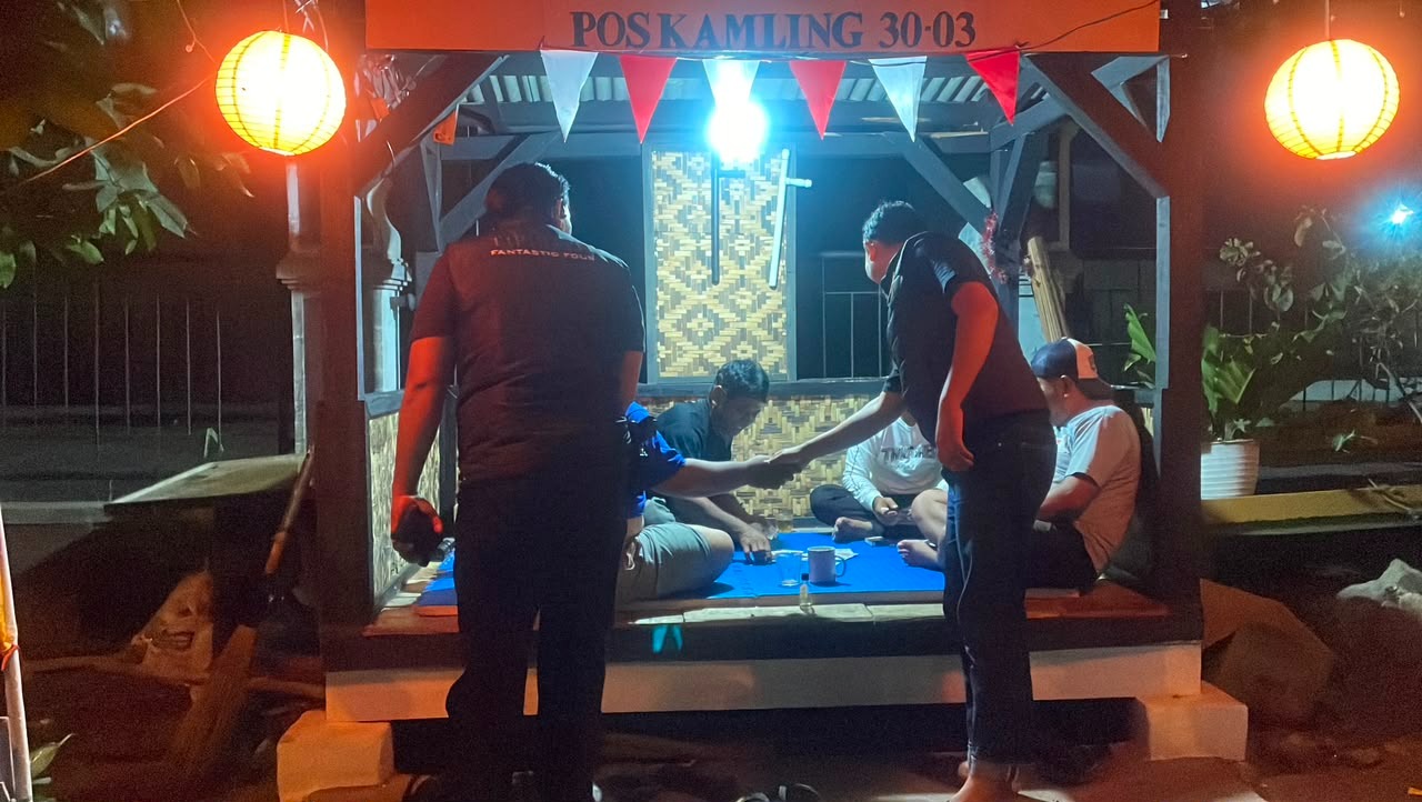 Saat Kota Terlelap, Mereka Tetap Terjaga: Polisi Sambangi Warga yang Ronda di Sekitar Stadion Purnawarman