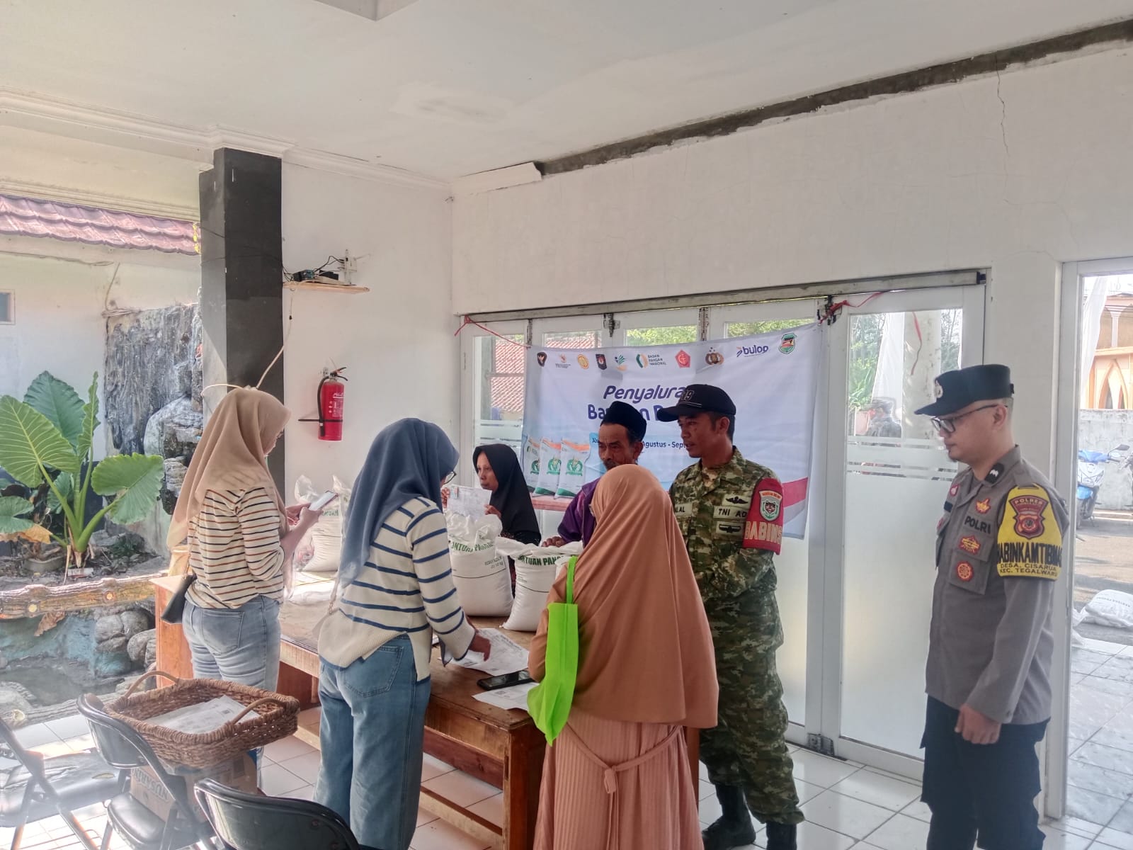 Pastikan Penyaluran Berjalan Tertib, Polsek Plered Bersama Babinsa Dampingi Warga Penerima Bansos
