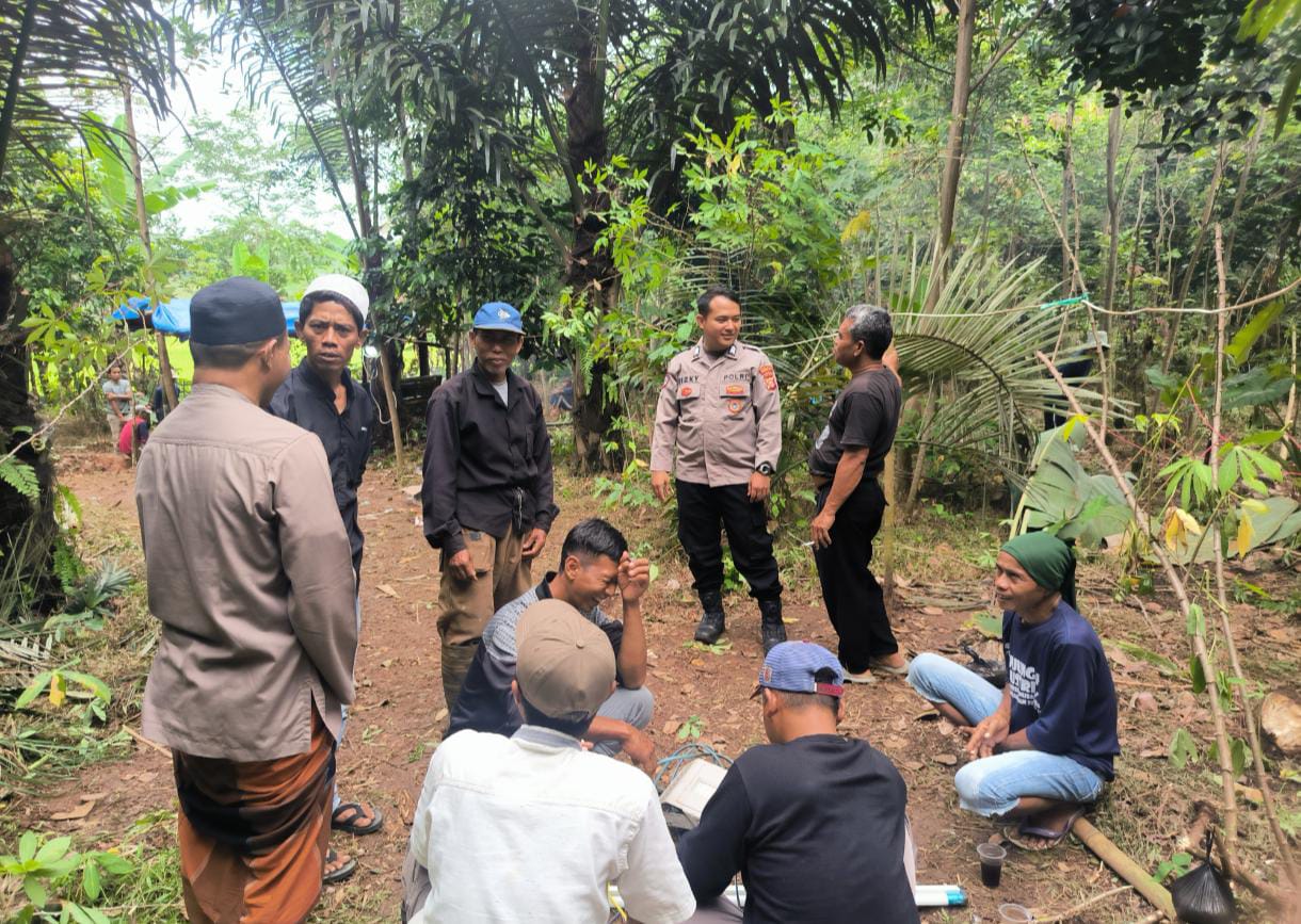 Tumbuhkan Budaya Peduli Lingkungan, Bhabinkamtibmas Polsek Plered Ajak Warga Jadi Mitra Menjaga Keamanan