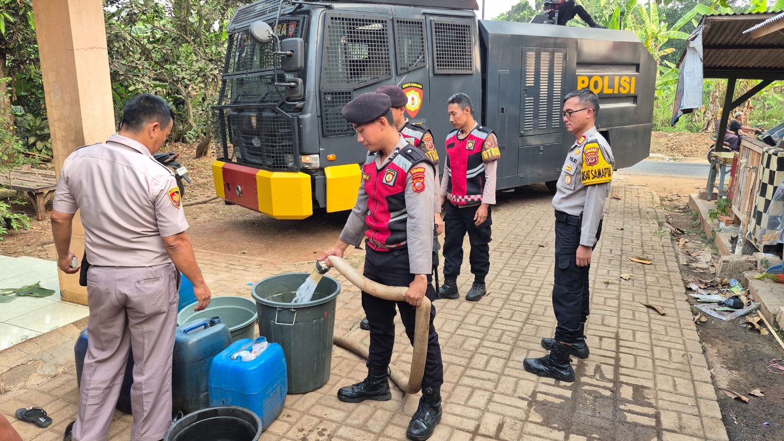 Hadapi Kekeringan, Polres Purwakarta Salurkan Air Bersih untuk Warga