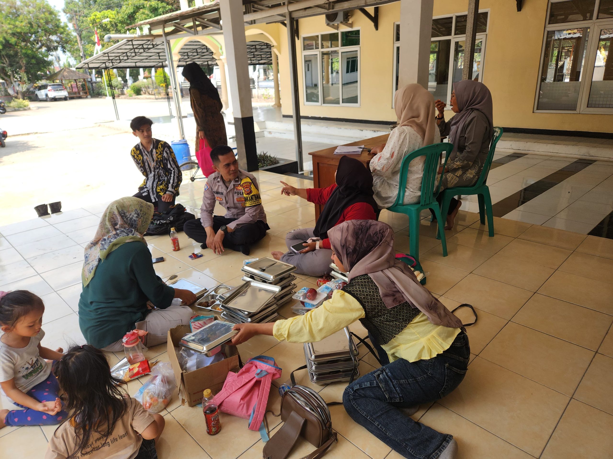 Sambang ke Cikumpay, Bhabinkamtibmas Perkuat Komunikasi Warga untuk Jaga Kamtibmas