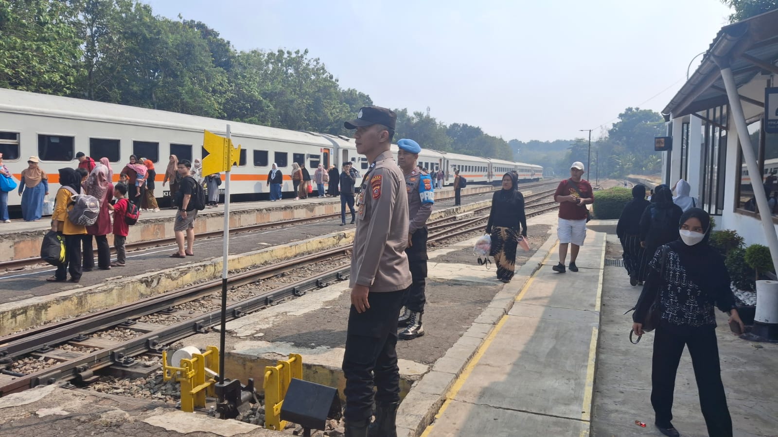 Jaga Keamanan Stasiun Cibungur, Polsek Bungursari Perkuat Kenyamanan Penumpang dan Citra Purwakarta sebagai Kota yang Aman dan Nyaman