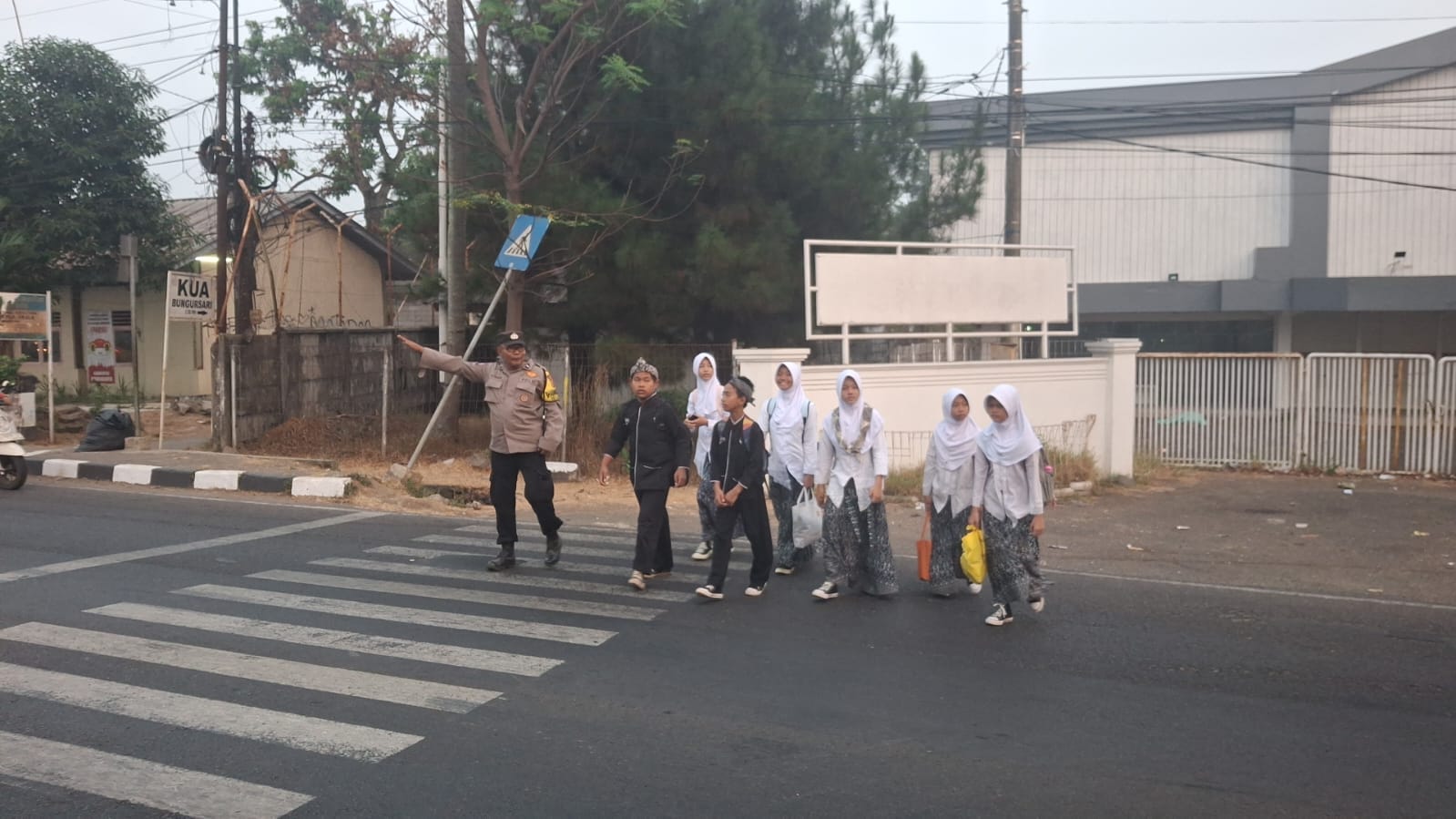 Polsek Bungursari Pastikan Keamanan Penyeberangan Siswa SMPN 1 Bungursari