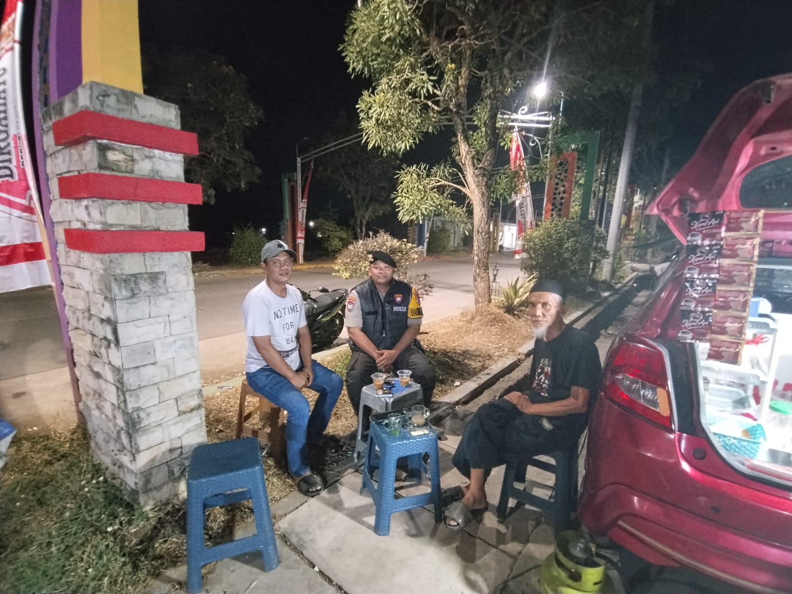 Jaga Keamanan Aktivitas Ekonomi Malam Hari, Bhabinkamtibmas Campaka Hadir di Tengah Masyarakat