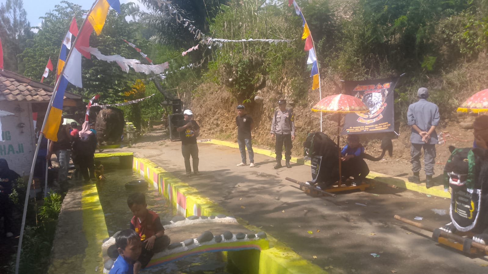 Semarak HUT ke-81 RI, Bhabinkamtibmas Pantau Tradisi Budaya di Tempat Wisata Curug Bedul
