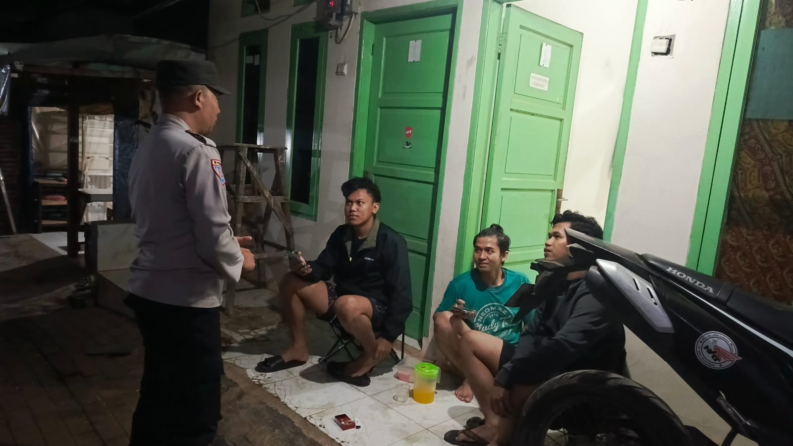 Saat Sebagian Warga Terlelap, Bhabinkamtibmas Bungursari Temui Warga yang Tetap Berjaga