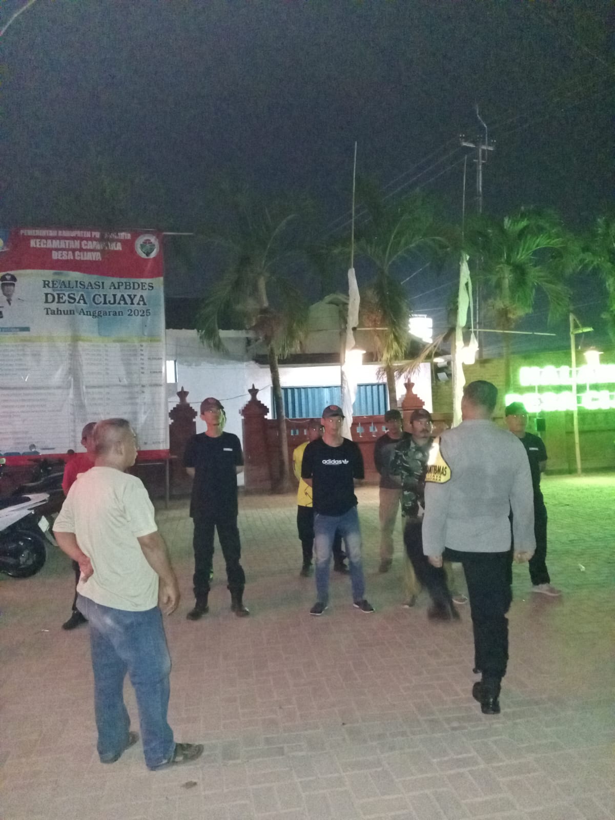 Disiplin dan Kekompakan Satlinmas Diperkuat, Bhabinkamtibmas Campaka Bekali Anggota Lewat Pelatihan PBB