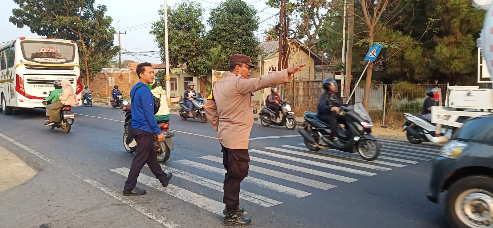 Polsek Bungursari Berikan Pelayanan Pengaturan Lalu Lintas dan Bantu Penyeberangan Pelajar