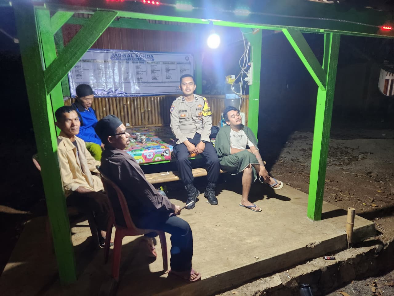 Saat Sebagian Warga Terlelap, Warga Cikumpay Memilih Berjaga Menjaga Lingkungan
