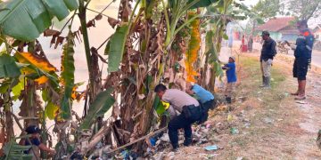 Saat Gotong Royong, Membersihkan Lebih dari Sekadar Lingkungan, Polsek Plered Bangun Kepercayaan Bersama Warga