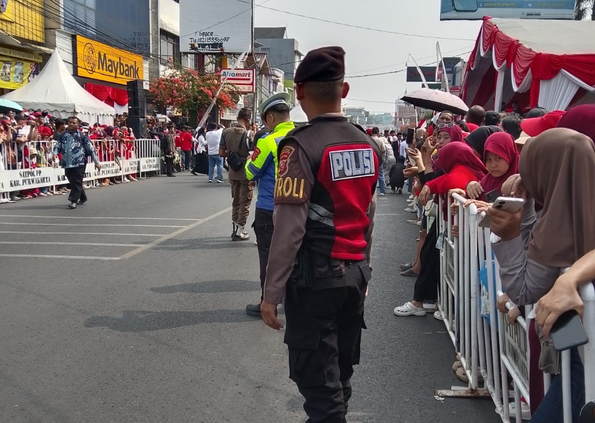 Warga Padati Karnaval HUT ke-81 RI, Sat Samapta Polres Purwakarta Jaga Ruang Publik Tetap Aman