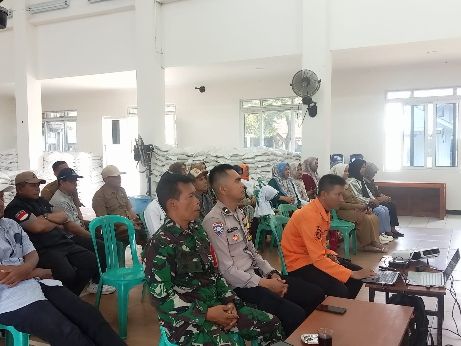Dari Desa, Bersiap Hadapi Perubahan Iklim, Bhabinkamtibmas Cikumpay Dukung Penguatan Ketangguhan Masyarakat