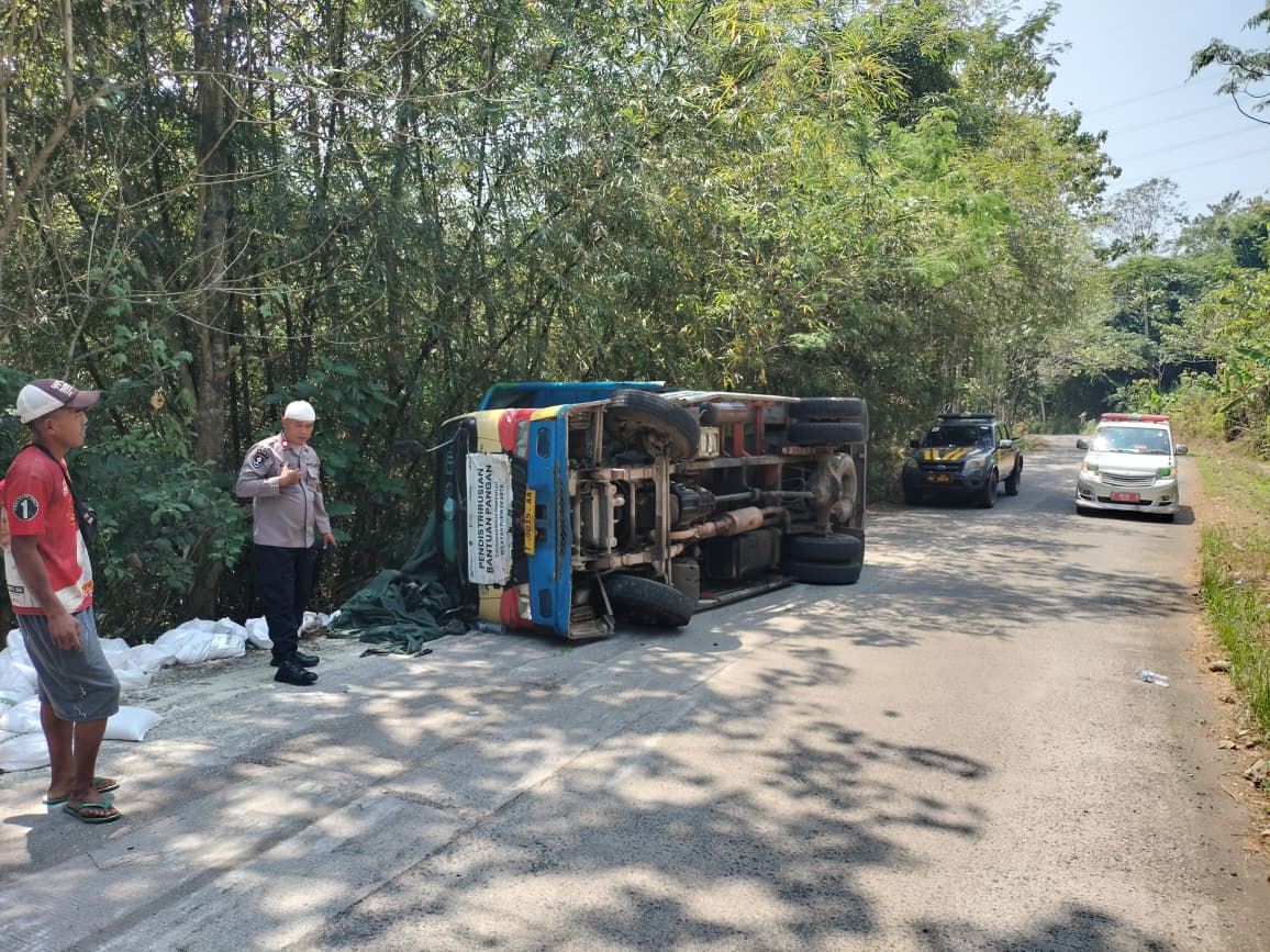 Mobil Pengangkut Bantuan Pangan Alami Laka Tunggal di Tanjakan Kampung Pagadungan, Polri Hadir Tangani Situasi