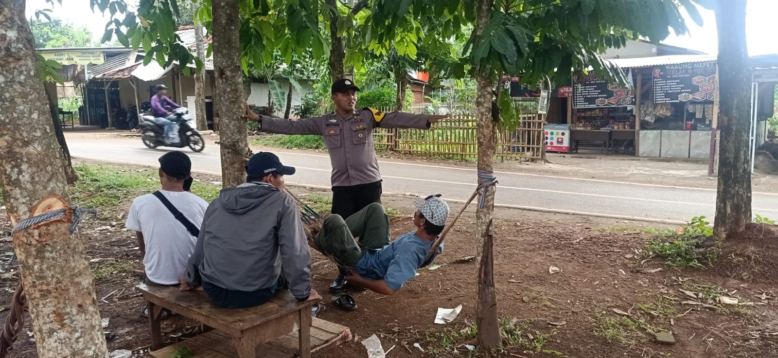 Tak Hanya Datang Saat Ada Masalah, Bhabinkamtibmas Karangmukti Jaga Kedekatan dengan Warga