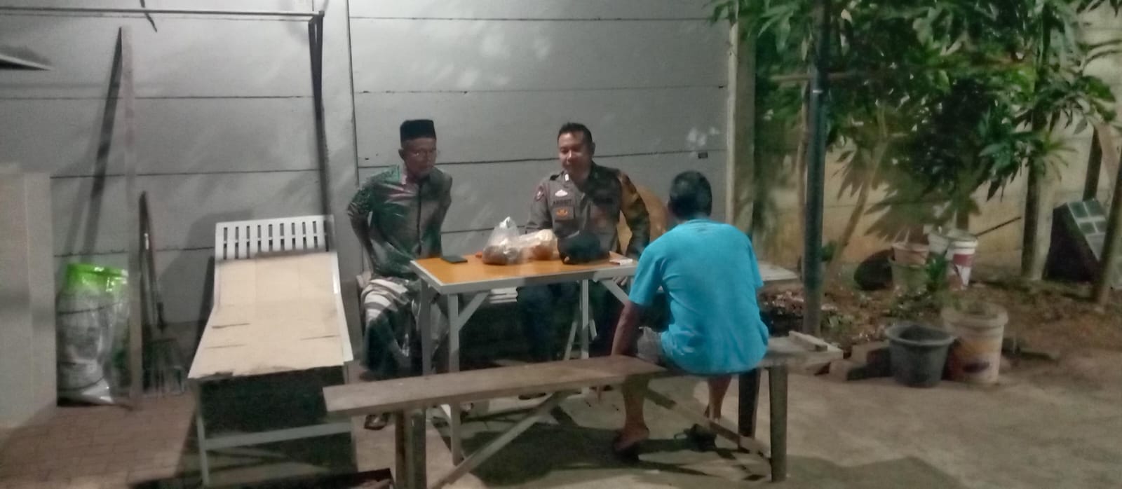 Bhabinkamtibmas Wanakerta Aktif Sambangi Pos Kamling, Dorong Warga Jaga Kamtibmas