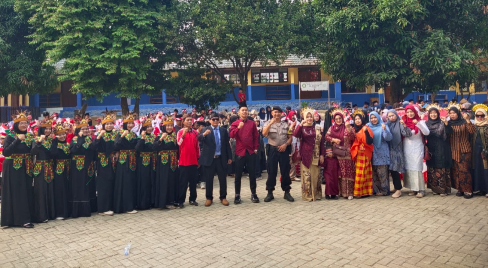 Bhabinkamtibmas Desa Sempur Amankan Karnaval HUT ke-81 RI, Pastikan Kegiatan Warga Berjalan Kondusif