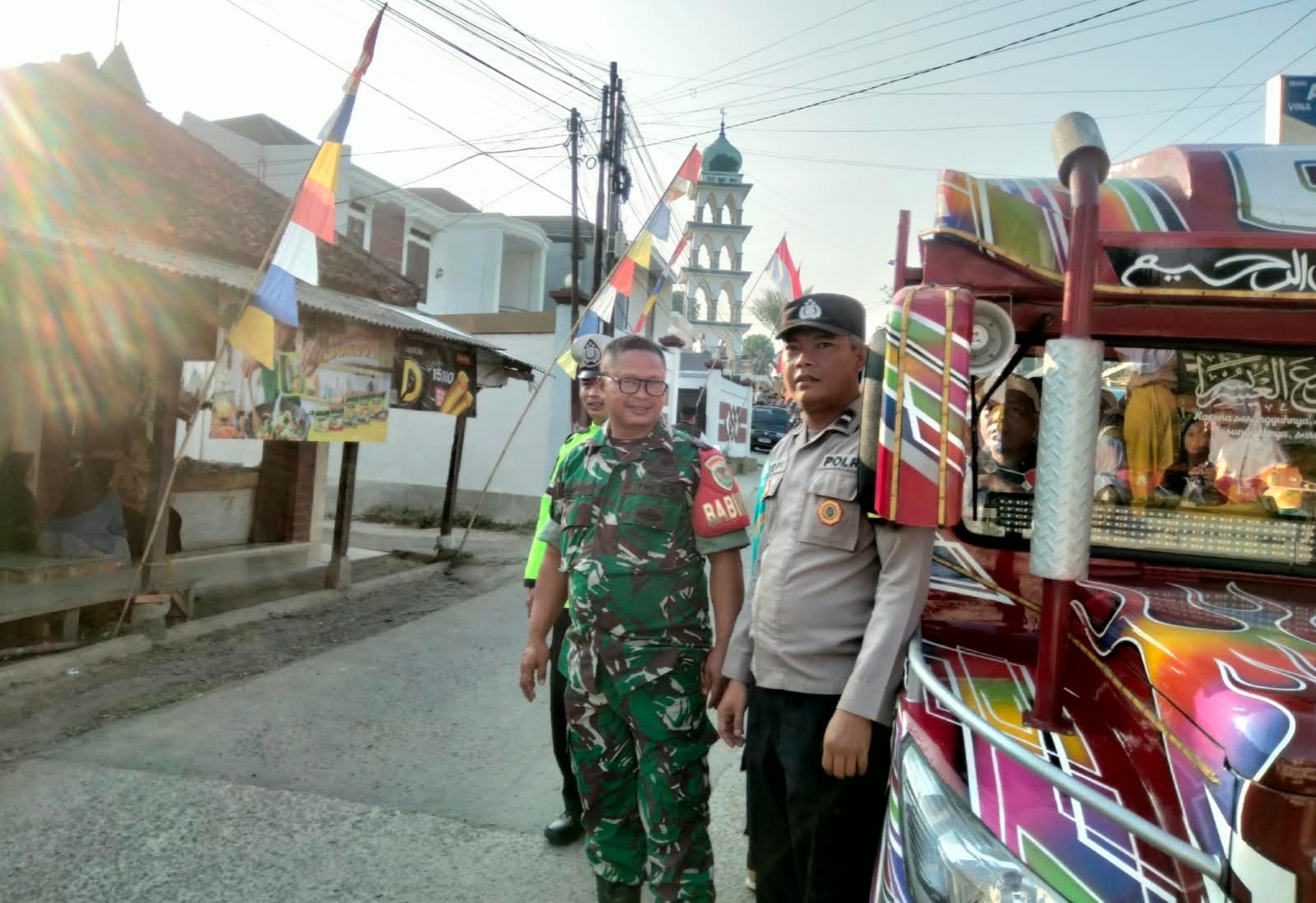Sinergitas TNI-Polri Kawal Kirab di Ponpes Al Gojali Plered, Pastikan Kegiatan Masyarakat Berjalan Aman