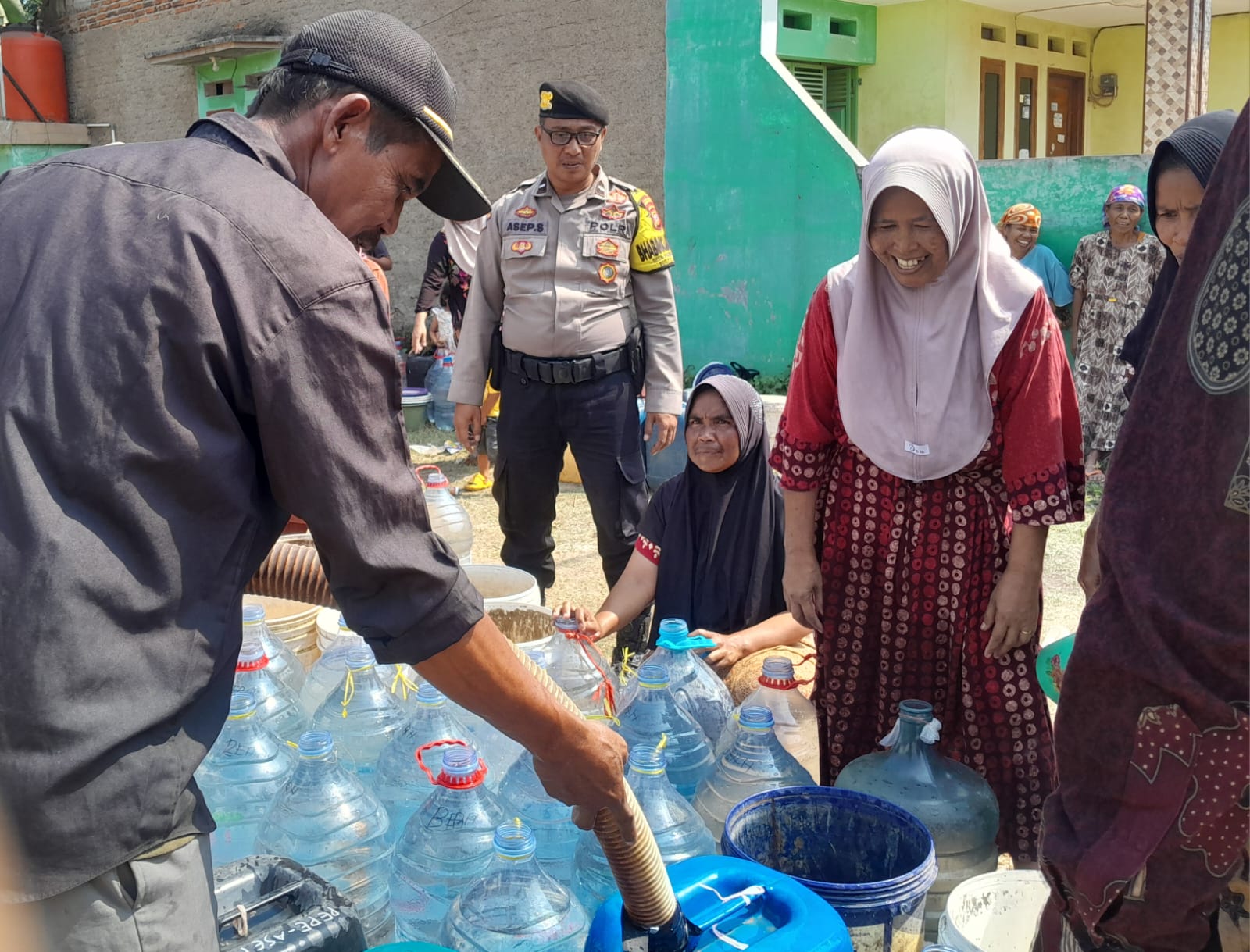 Tiga Unsur Bergerak, Satu Kebutuhan: Polsek Plered Kolaborasi Bantu Warga Hadapi Kemarau