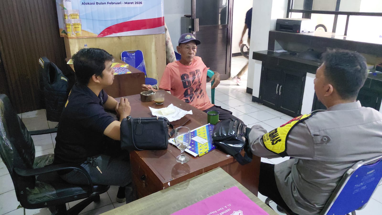 Sambut HUT RI ke-81, Bhabinkamtibmas Polsek Jatiluhur Sambangi Staf Desa Perkuat Sinergi