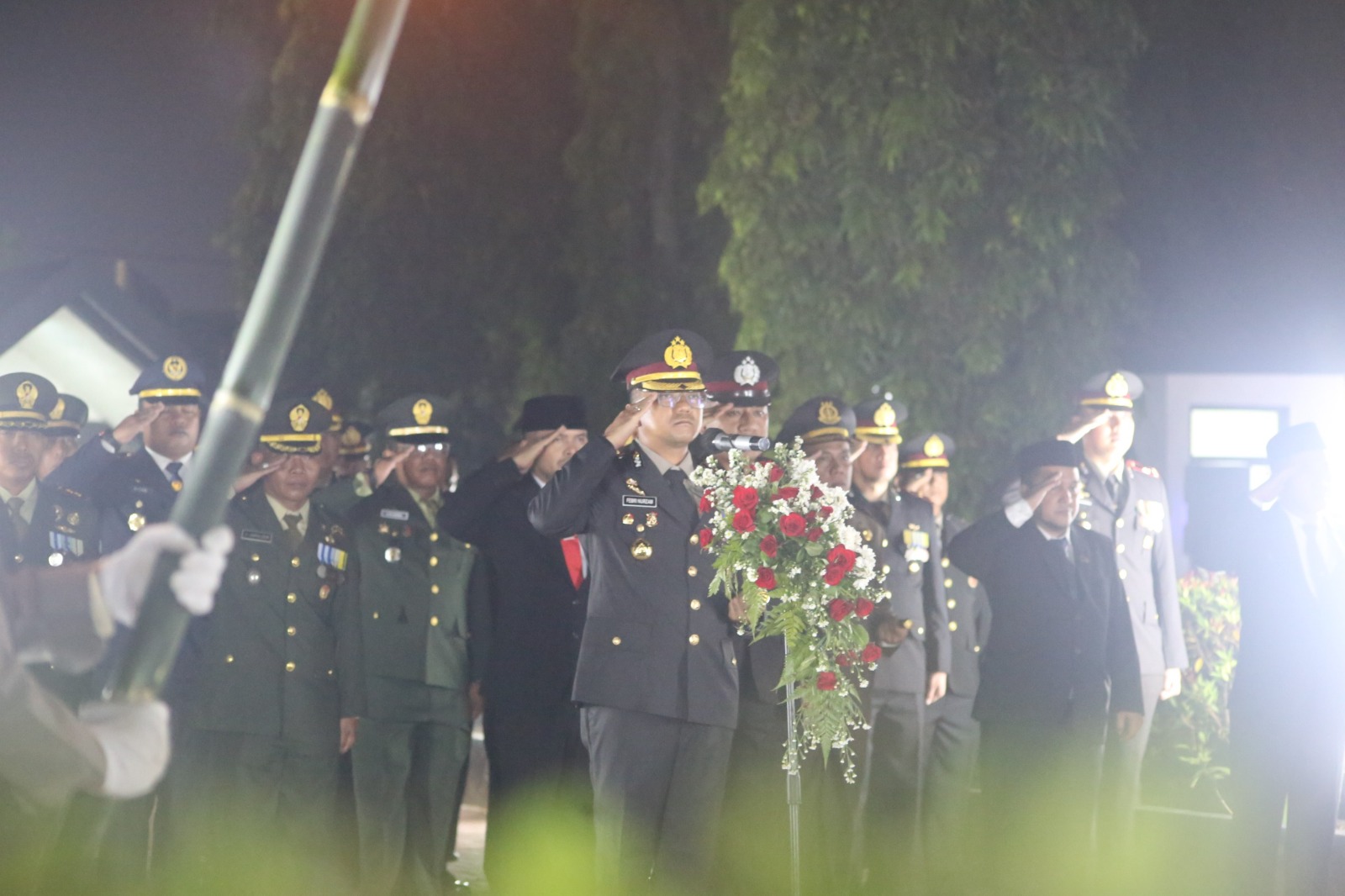 Khidmat Tengah Malam, Kapolres Purwakarta Pimpin Apel Kehormatan dan Renungan Suci di TMP Sirna Raga