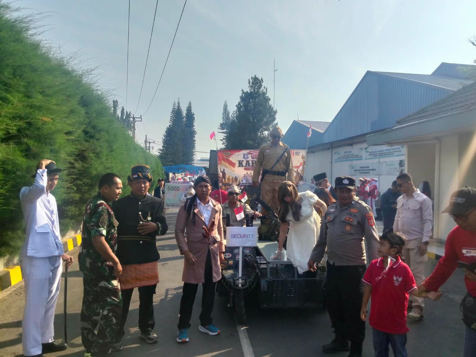 Polri Hadir Amankan Karnaval HUT ke-81 RI di PT Quty Karunia, Pastikan Kegiatan Berjalan Kondusif