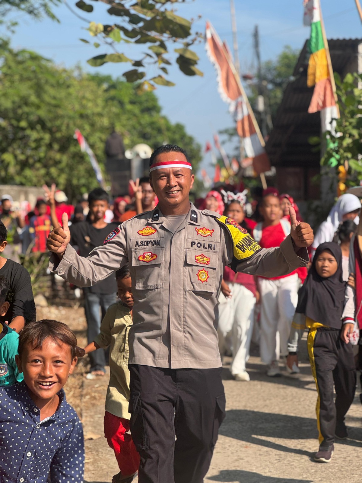 Bhabinkamtibmas Polsek Cibatu Berbaur dengan Warga, Amankan Jalan Santai HUT ke-81 RI