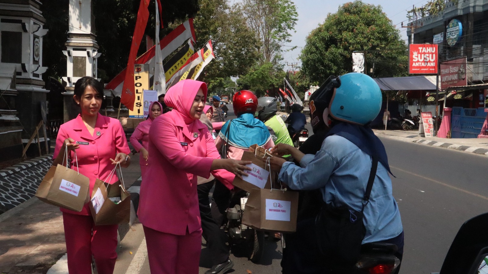 Jumat Berkah, Bhayangkari Cabang Purwakarta Bagikan Paket Makan Siang kepada Masyarakat