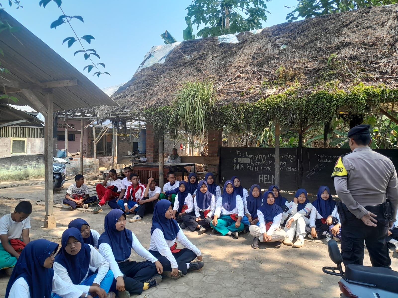 Bhabinkamtibmas Polsek Plered Beri Motivasi Paskibra Kecamatan Tegalwaru