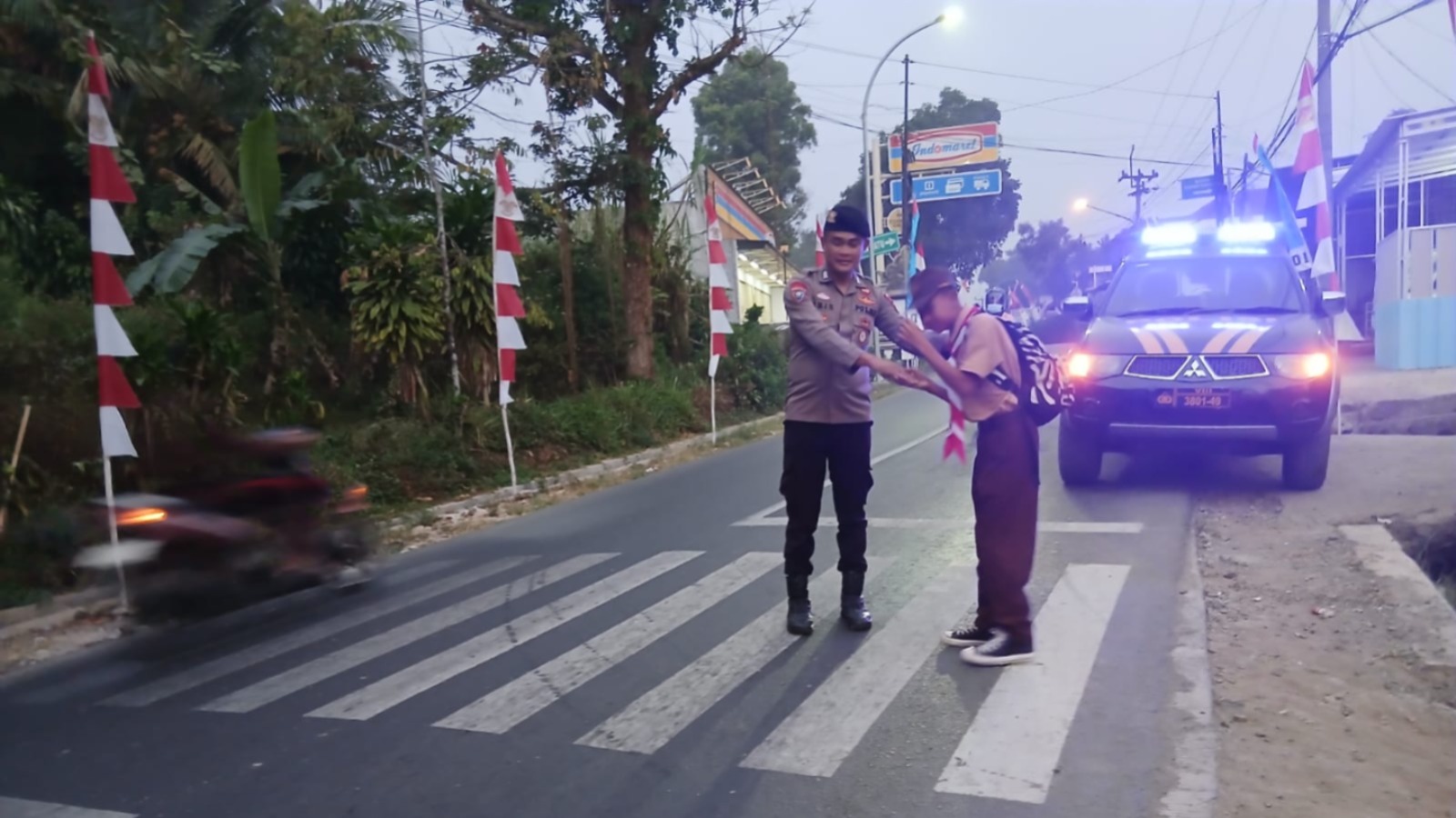 Polisi Humanis Hadir di Pagi Hari, Bantu Pelajar Menyeberang di Depan SMPN 1 Bojong