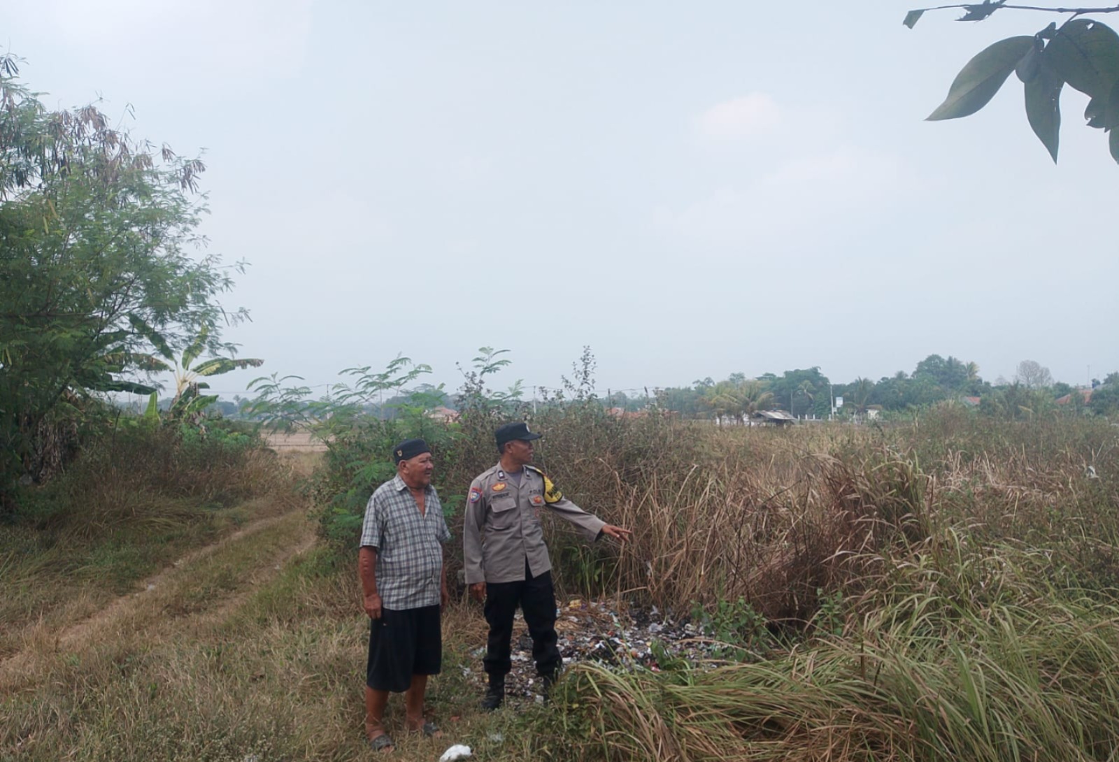 Cegah Kebakaran, Bhabinkamtibmas Polsek Campaka Imbau Warga Tidak Bakar Sampah Sembarangan