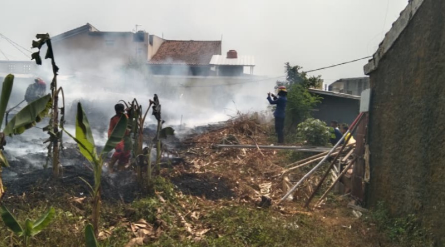 Kebakaran Kebun Bambu di Ciseureuh, Polsek Purwakarta Kota Imbau Warga Waspadai Musim Kemarau