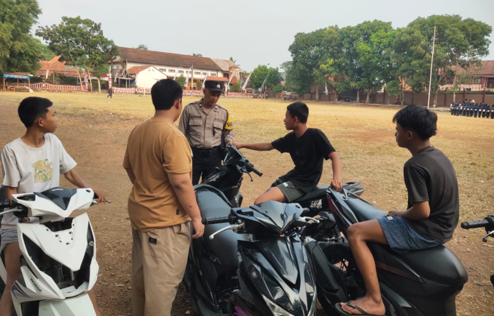 Cegah Gangguan Kamtibmas, Bhabinkamtibmas Polsek Plered Edukasi Remaja Bahaya Knalpot Brong