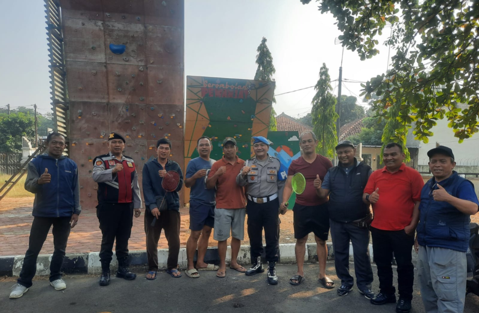 Patroli Sore di GOR Purnawarman, Polisi Kenalkan Layanan Lapor Cepat Propam dan 110